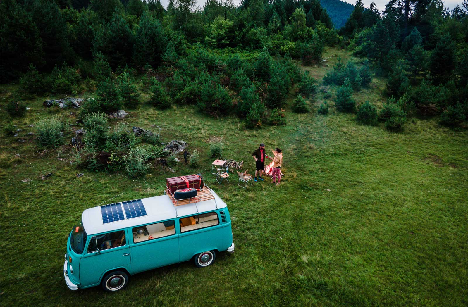 Zonnepaneel op camper in mooie omgeving