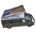 Zonnepaneel op hefdak camper gemonteerd